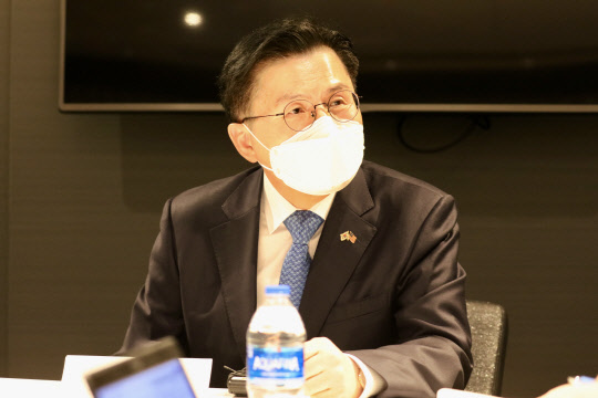 황교안 전 미래통합당(국민의힘 전신) 대표가 미국 방문 중이던 지난 5월11일(현지시간) 워싱턴DC 한 호텔에서 특파원 간담회를 진행하고 있다. 그는 한국시간으로 5일부터 12일까지 방미 일정을 소화했고, 귀국 이후 자가격리 기간을 갖고 있다.[사진=연합뉴스]